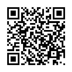 一个身着长衫的男子将手中折扇一收二维码生成