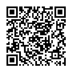 一个身穿白色古装长衫的漂亮女人很是诧异的问道二维码生成