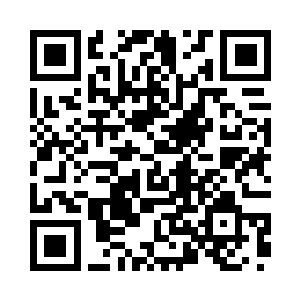 一个身穿白色晚礼服的年轻人微笑着站了出来二维码生成