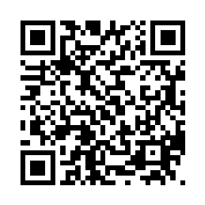 一个银制的项链平躺在透明的玻璃里面二维码生成