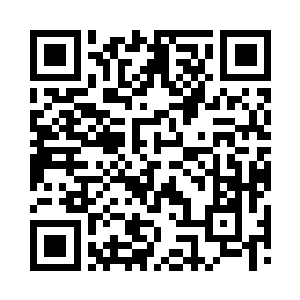 一个附近五金店的店主手里操着一把大扳手二维码生成