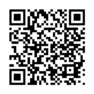 一个高大的男人从最后一幅油画里钻了出来二维码生成
