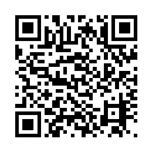 一个高大的白人看到莫小鱼出了电梯二维码生成