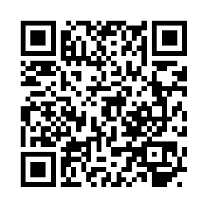 一些则满怀哀伤地看着墓碑上的名字二维码生成