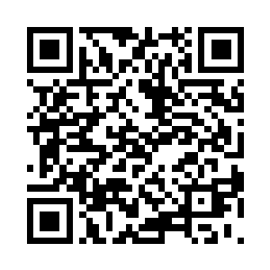 一位伙计的手臂被一只毒虫给钻了进去二维码生成