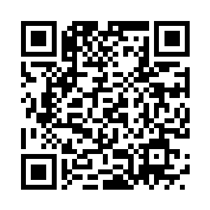 一位圣堂主教看着这场自天而降的雨二维码生成