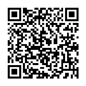 一位头发花白却非常壮实的老头在那房间里等着大家二维码生成