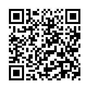 一位学生模样的年轻人正六神无主地呆立着二维码生成