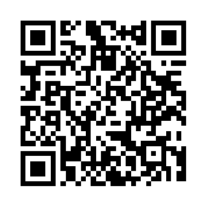 一位年纪较长的记者挤在人堆儿里二维码生成