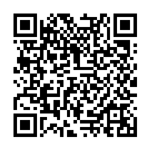 一位年轻男子和一位漂亮的女子携手走下来的时候二维码生成