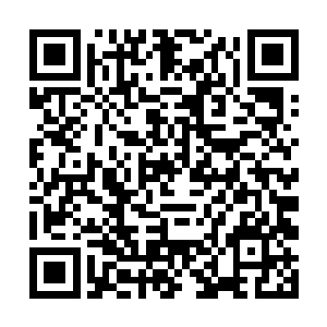 一位年轻男子此刻浑身脸色苍白强忍着痛楚站在原地二维码生成