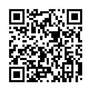 一位执法队员指着下面的一处地方二维码生成