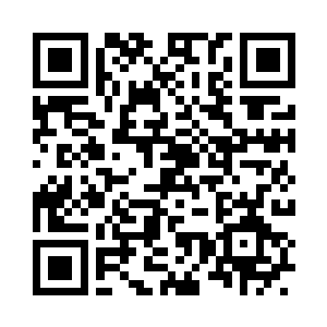 一位挂着对讲机的服务员就走了过来二维码生成