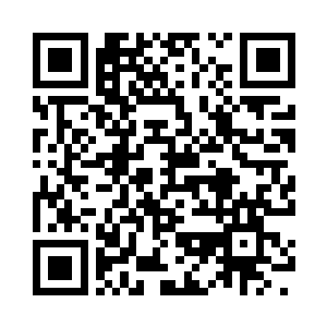 一位病人和他的家属从里面走了出来二维码生成