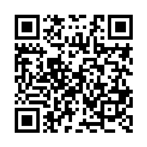 一位穿着婚纱的年轻女子也是走了过来二维码生成