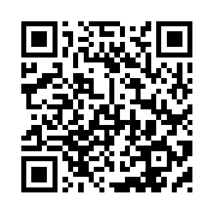 一位穿着布衣的朴素老人深深地看着我二维码生成