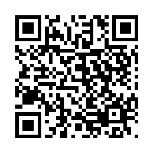 一位警卫员就扶着老人家从船舱里走出来二维码生成