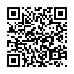 一位身着黑衣的男子出现在我们面前二维码生成