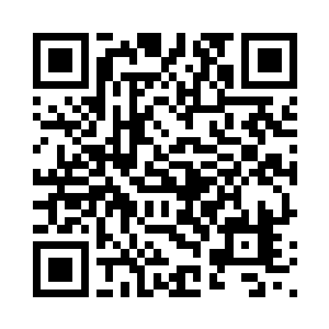 一位身穿黑袍的男子在一阵劲风中二维码生成