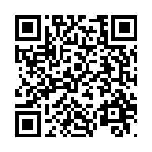 一位青年带着一干人急匆匆赶回大宅二维码生成