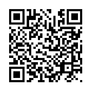 一共五百多人黑压压的站在宽敞的广场上二维码生成