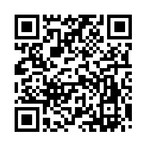 一双可爱的大眼睛呆呆的看着电脑屏幕二维码生成