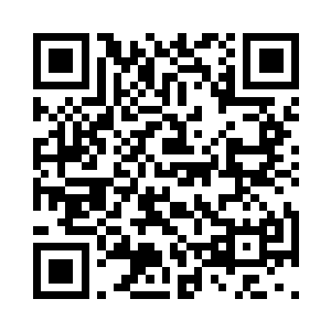 一双漂亮的蓝色眼睛一眨不眨的看着张铁二维码生成