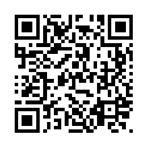 一只巨鹰正在这个人头顶上空盘旋着二维码生成