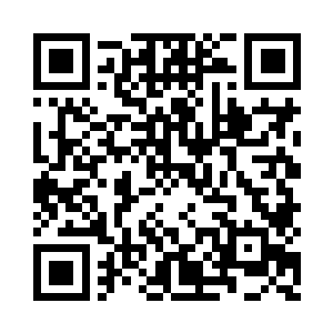 一只手从他身旁伸过来挡住了电梯门二维码生成