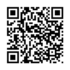 一只柔软的手搭在了自己的肩膀之上二维码生成