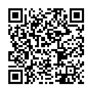 一只色手还不忘紧紧握住刘香梨胸前丰满坚挺的双峰揉搓着二维码生成