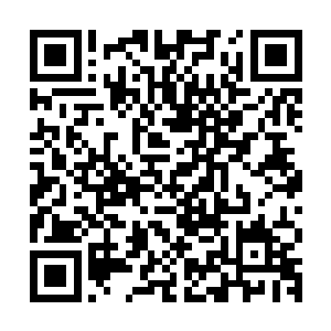 一名代表团成员对着远处海水中的一个红色气球一连发射了四枪二维码生成