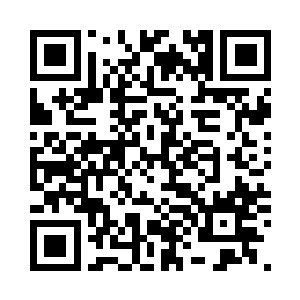 一名性格比较活跃的年轻设计师举手二维码生成