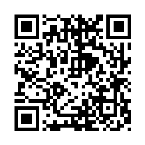 一名服务员将几瓶名贵的酒送了上来二维码生成