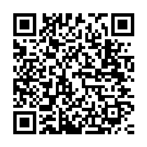 一名穿着欧洲中世纪皇家骑士重铠的魁梧男子迈着沉甸甸的步子二维码生成
