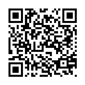 一名蒙着面的黑衣人忽然从树梢跃下二维码生成