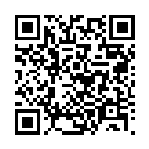 一名衣着华丽的中年女人正小跑过来二维码生成