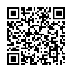 一名路过的年轻人打开了一罐健力宝二维码生成