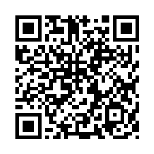 一名身穿白色武衣的中年男士奋力鼓着掌二维码生成