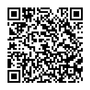 一名银盔铁甲约莫四十多岁的将军在众多兵将簇拥下大步流星的走出来二维码生成