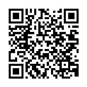 一名黑衣人左手用力捂住右手的手腕二维码生成