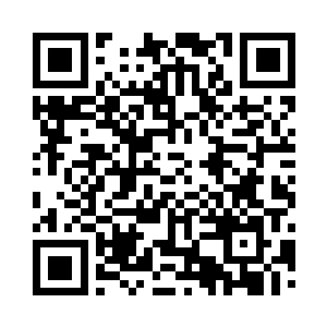 一左一右堵住了就要出站的丁长生和刘香梨二维码生成