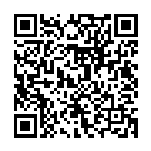 一成不变的铅灰色天空像是被投入一块石子的湖面二维码生成