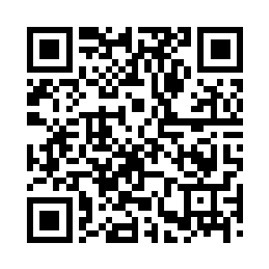 一手拿着空芥环作势要抛给长孙德和梅红羽二维码生成