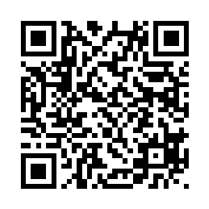 一手轻轻的抬起她低垂着的小下巴二维码生成