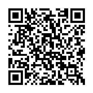 一把拖着旁边一个鬼皇之前掉下来的巨大的长矛二维码生成