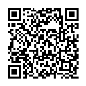 一指南都百货上面不知道什么时候挂起的大条幅二维码生成