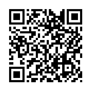 一支身穿黑色铠甲的士兵冷漠的站在大地上二维码生成