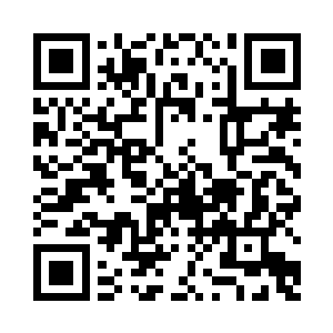 一旁正在和小郑一起量尺寸的蓝柏二维码生成