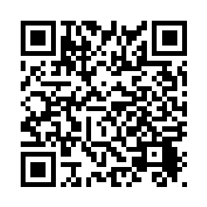 一条人影艰难而吃力的将其扒拉开二维码生成